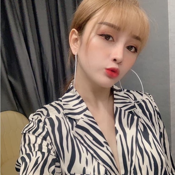 White Retro Hoop Earrings - Picture 5 of 7